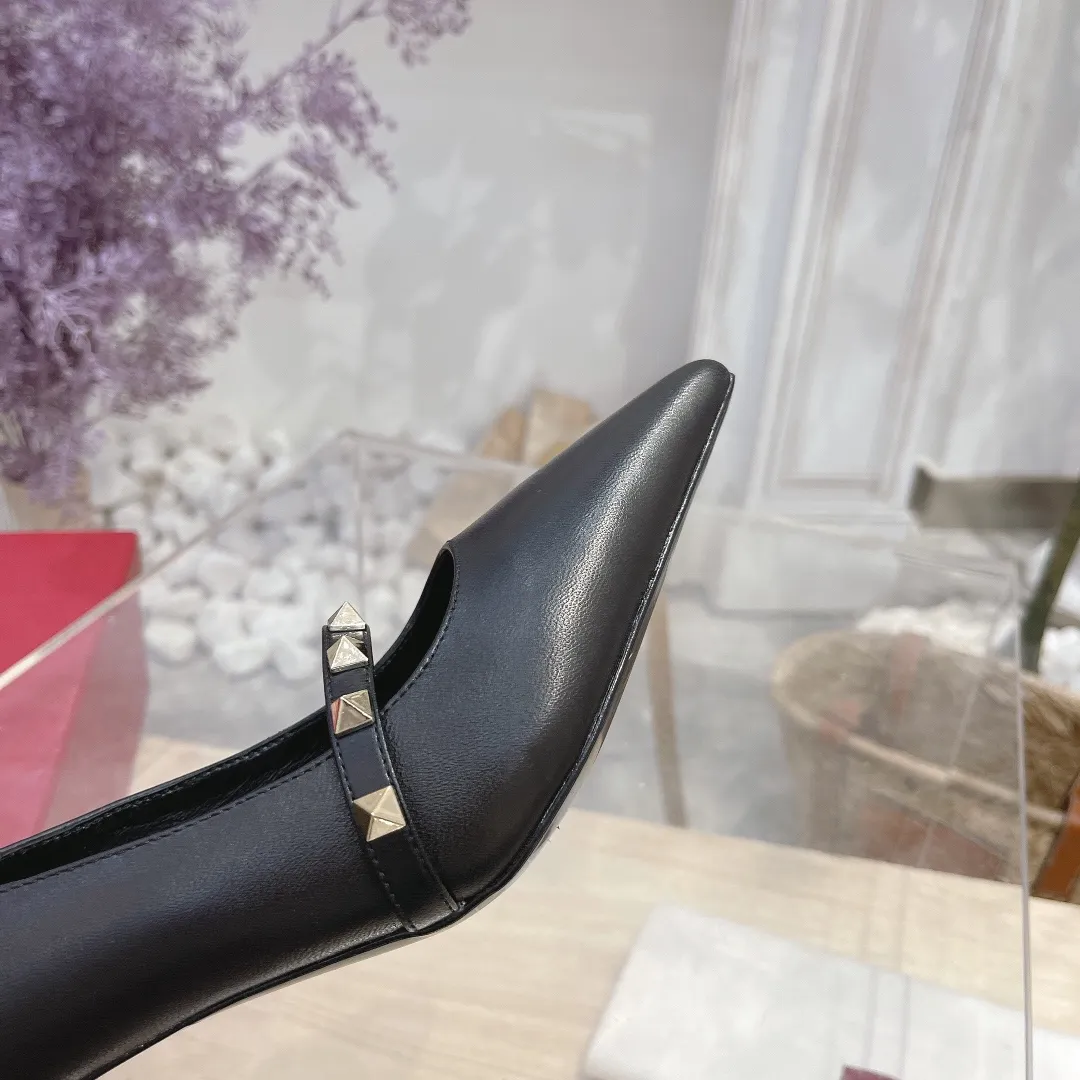💕💕Factory direct selling price p440💕💕 Genuine leather sole +40 🆕Valentino. Valentino👑👑Latest series in the counter, the highest version, perfect details, very eye-catching catwalk series launched, V family’s hot rivet elements, luxurious and gorgeous! Various colors can be matched with beautiful clothes in spring and summer. There are many choices🎉🎉Exquisite and durable. It is copied at 1:1 of the original product. The upper foot is very pedicure-like. The key point is that it is very good and easy to control. It does not grind the feet and does not tire the feet. It is a walking artifact. The last shape is completely compared to the counter. The details are perfect. Without the original version, it would not be so exquisite! (Note! The heel shape and height are exclusively molded according to the original version, and are not randomly substituted by the market🐂) The color and texture of the fasteners are consistent with the original version! 🔺Fabric: Imported sheepskin, 🔺Lining: According to the original high-gloss imported sheepskin lining 🔺6 colors to choose from: black ➕black belt, black ➕white belt, pink, burgundy, white, apricot 🔺Number of yards: 35 to 42 yards (42 yards are not exchanged) 🔺Heel height: 7cm Rubber sole Genuine leather sole +40